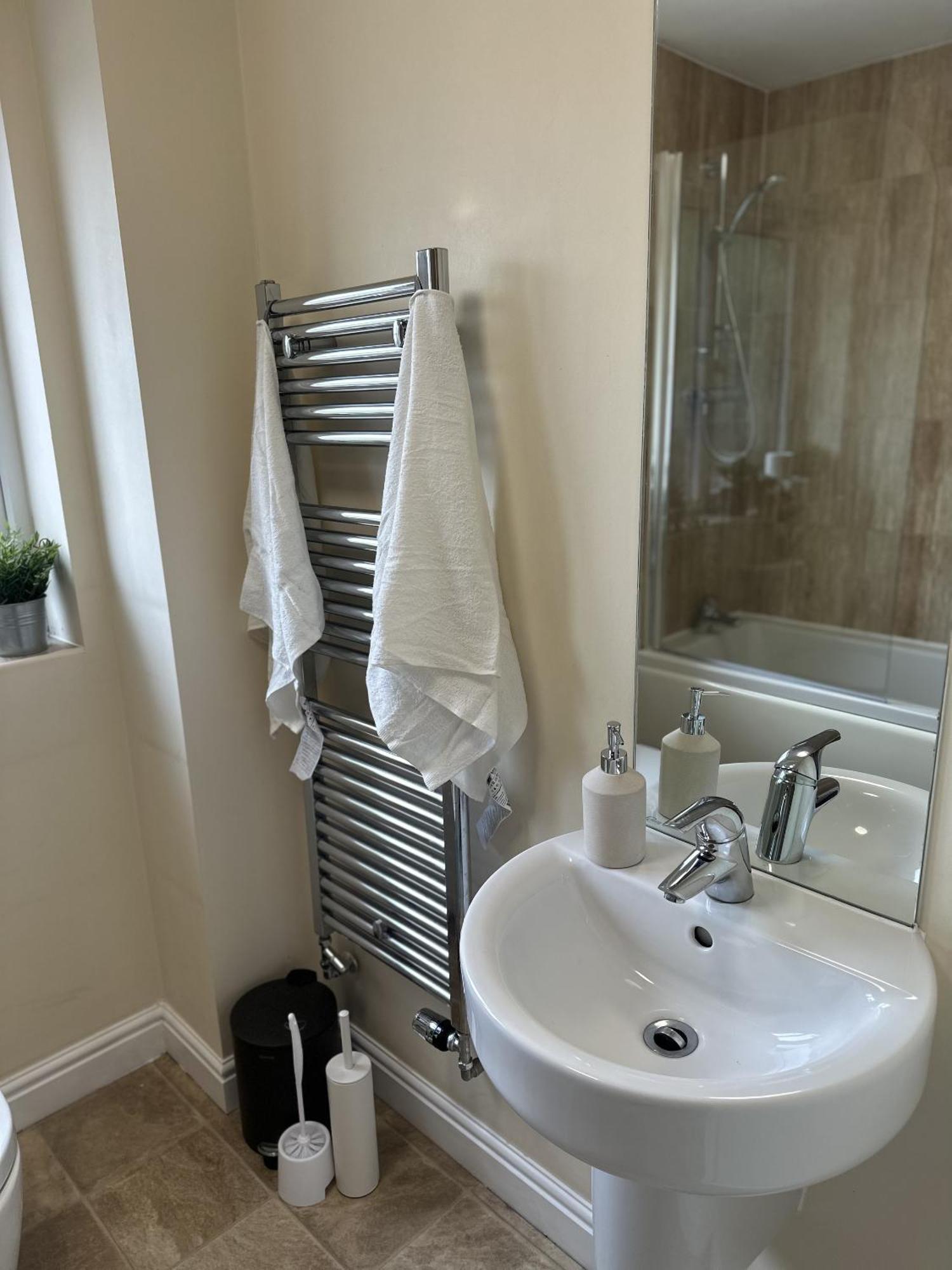 2 Bdr City Centre Apartment With Parking Cardiff Exterior photo